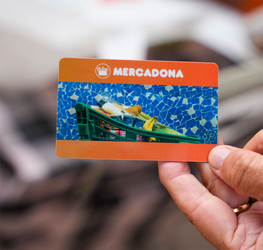 Entrega de bonos y tarjetas monetarias